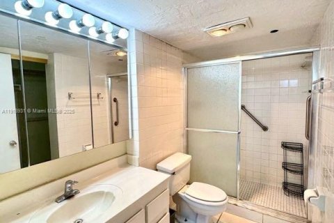 Condo in Pembroke Pines, Florida, 2 bedrooms  № 1973305 - photo 16