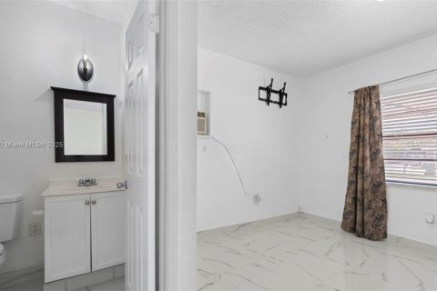 Villa ou maison à vendre à Miami, Floride: 5 chambres, 193.24 m2 № 1937352 - photo 30