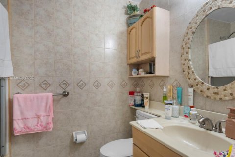 Villa ou maison à vendre à Miami, Floride: 5 chambres, 193.24 m2 № 1937352 - photo 12