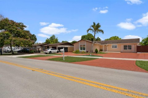 Villa ou maison à vendre à Miami, Floride: 5 chambres, 193.24 m2 № 1937352 - photo 4