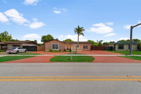 Villa ou maison à vendre à Miami, Floride: 5 chambres, 193.24 m2 № 1937352 - photo 2
