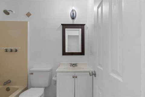 Villa ou maison à vendre à Miami, Floride: 5 chambres, 193.24 m2 № 1937352 - photo 29