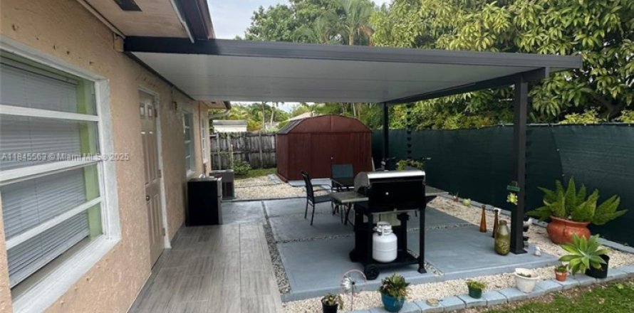 Villa ou maison à Miami, Floride 5 chambres, 193.24 m2 № 1937352