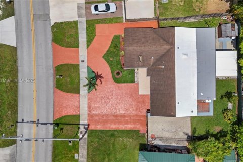Villa ou maison à vendre à Miami, Floride: 5 chambres, 193.24 m2 № 1937352 - photo 24