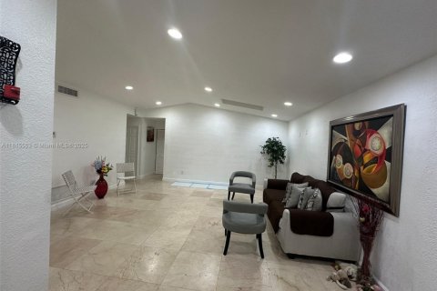 Villa ou maison à vendre à Miami, Floride: 5 chambres, 193.24 m2 № 1937352 - photo 14