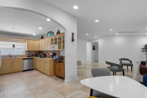 Villa ou maison à vendre à Miami, Floride: 5 chambres, 193.24 m2 № 1937352 - photo 16