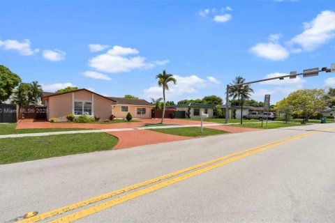 Villa ou maison à vendre à Miami, Floride: 5 chambres, 193.24 m2 № 1937352 - photo 23