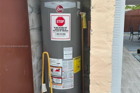 Villa ou maison à vendre à Miami, Floride: 5 chambres, 193.24 m2 № 1937352 - photo 15