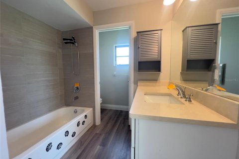 House in Cape Coral, Florida 2 bedrooms, 114.18 sq.m. № 1819610 - photo 16