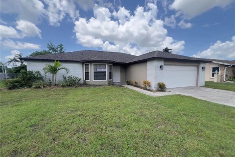 House in Cape Coral, Florida 2 bedrooms, 114.18 sq.m. № 1819610 - photo 2