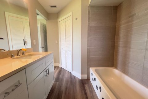 House in Cape Coral, Florida 2 bedrooms, 114.18 sq.m. № 1819610 - photo 17