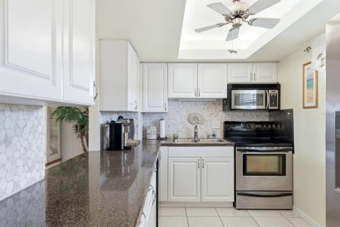 Condo in Sarasota, Florida, 2 bedrooms № 2156193 - photo 13