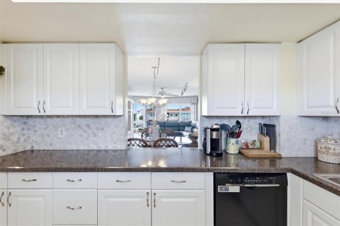 Condo in Sarasota, Florida, 2 bedrooms № 2156193 - photo 15