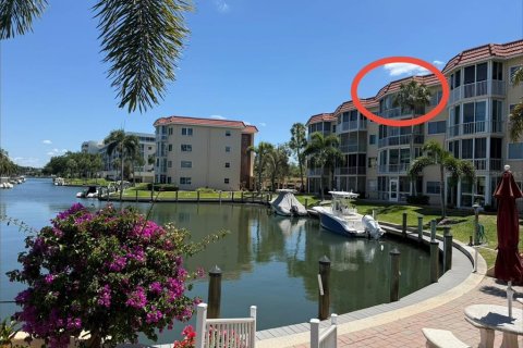 Condo in Sarasota, Florida, 2 bedrooms № 2156193 - photo 2