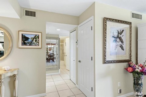 Condo in Sarasota, Florida, 2 bedrooms № 2156193 - photo 5