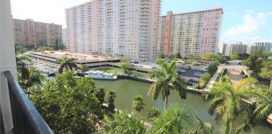 Condo in Sunny Isles Beach, Florida, 2 bedrooms  № 1978367