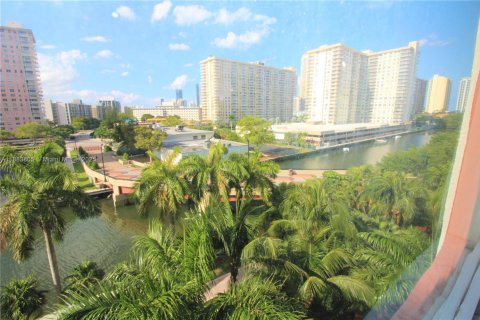 Condo in Sunny Isles Beach, Florida, 2 bedrooms  № 1978367 - photo 6