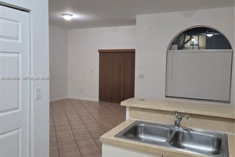 Снять в аренду таунхаус в Норт-Лодердейл, Флорида 2 спальни, 113.71м2, № 2076522 - фото 12