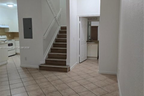 Снять в аренду таунхаус в Норт-Лодердейл, Флорида 2 спальни, 113.71м2, № 2076522 - фото 17