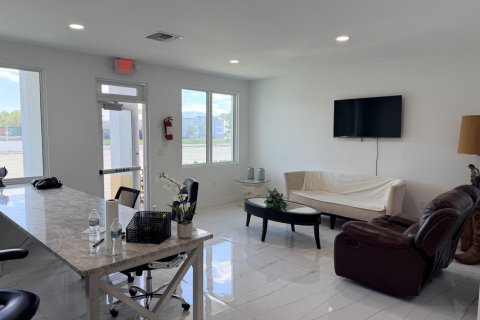 Commercial property in Port St. Lucie, Florida № 2393235 - photo 2