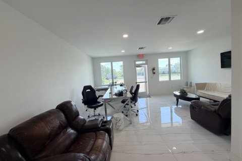 Commercial property in Port St. Lucie, Florida № 2393235 - photo 3