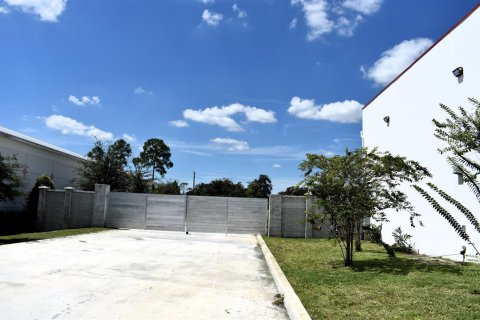 Commercial property in Port St. Lucie, Florida № 2393235 - photo 27
