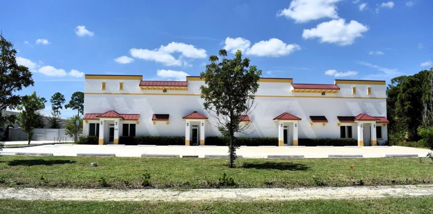Commercial property in Port St. Lucie, Florida № 2393235