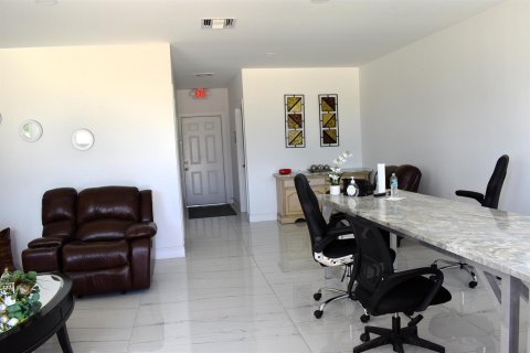 Commercial property in Port St. Lucie, Florida № 2393235 - photo 4