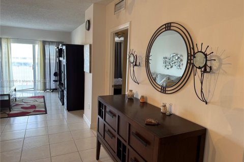Купить кондоминиум в Халландейл-Бич, Флорида 1 спальня, 80.82м2, № 1939320 - фото 15