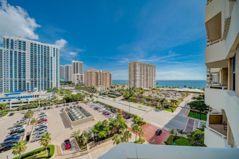 Купить кондоминиум в Халландейл-Бич, Флорида 1 спальня, 80.82м2, № 1939320 - фото 1