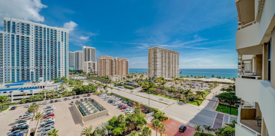 Кондоминиум с 1 спальней в Халландейл-Бич, Флорида № 1939320