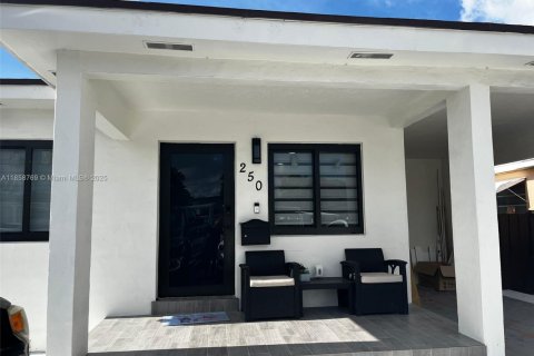 Casa en venta en Hialeah, Florida, 3 dormitorios, 94.39 m2 № 1889198 - foto 1