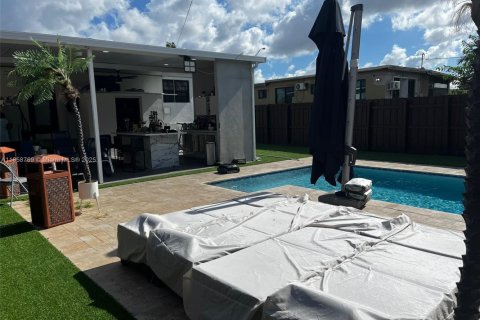Casa en venta en Hialeah, Florida, 3 dormitorios, 94.39 m2 № 1889198 - foto 12