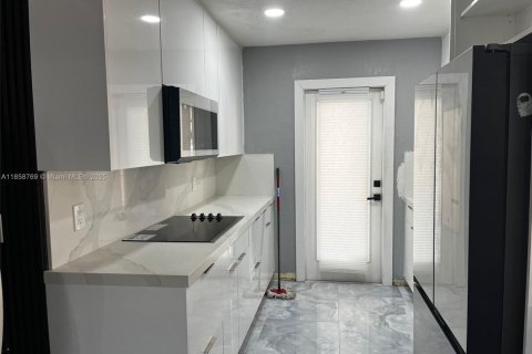 Casa en venta en Hialeah, Florida, 3 dormitorios, 94.39 m2 № 1889198 - foto 6