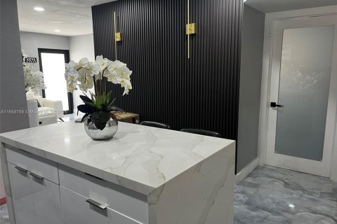 Casa en venta en Hialeah, Florida, 3 dormitorios, 94.39 m2 № 1889198 - foto 4