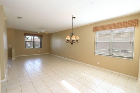 House in Port St. Lucie, Florida 2 bedrooms, 147.71 sq.m. № 2084038 - photo 6