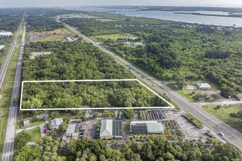 Commercial property in Vero Beach, Florida № 2241178