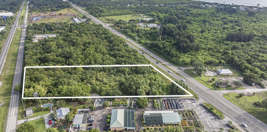 Commercial property in Vero Beach, Florida № 2241178