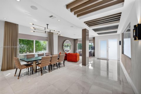 House in Fort Lauderdale, Florida 4 bedrooms, 397.06 sq.m. № 1893130 - photo 8