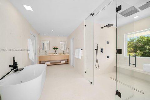 House in Coral Gables, Florida 7 bedrooms, 468.23 sq.m. № 1768259 - photo 18