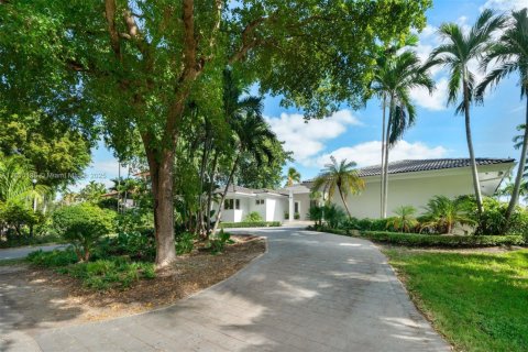 House in Coral Gables, Florida 7 bedrooms, 468.23 sq.m. № 1768259 - photo 10