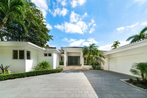 House in Coral Gables, Florida 7 bedrooms, 468.23 sq.m. № 1768259 - photo 2