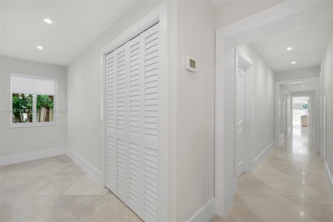 House in Coral Gables, Florida 7 bedrooms, 468.23 sq.m. № 1768259 - photo 24