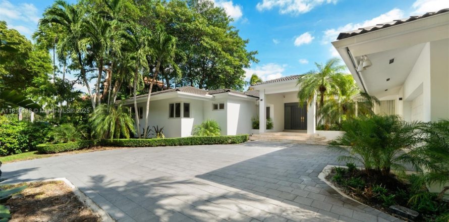 House in Coral Gables, Florida 7 bedrooms, 468.23 sq.m. № 1768259