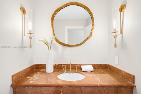 House in Coral Gables, Florida 7 bedrooms, 468.23 sq.m. № 1768259 - photo 28