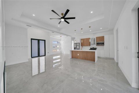 House in Cape Coral, Florida 4 bedrooms, 157.1 sq.m. № 1890464 - photo 2