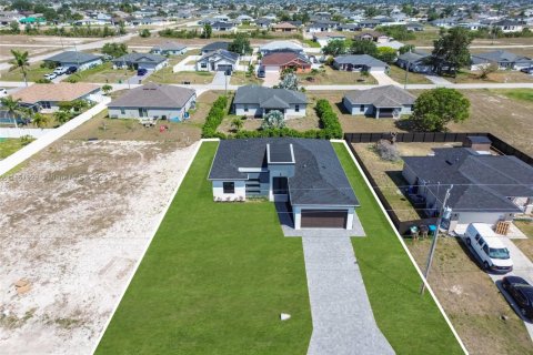 House in Cape Coral, Florida 4 bedrooms, 157.1 sq.m. № 1890464 - photo 22
