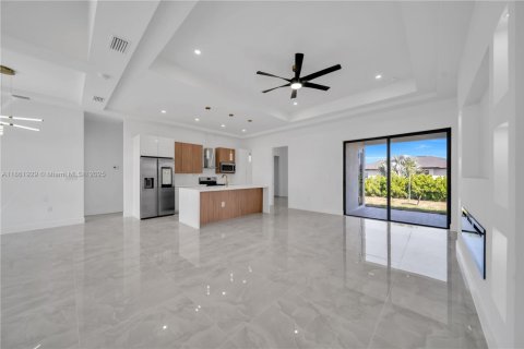 House in Cape Coral, Florida 4 bedrooms, 157.1 sq.m. № 1890464 - photo 3