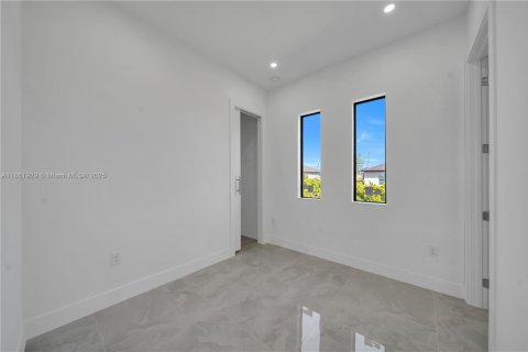 House in Cape Coral, Florida 4 bedrooms, 157.1 sq.m. № 1890464 - photo 12