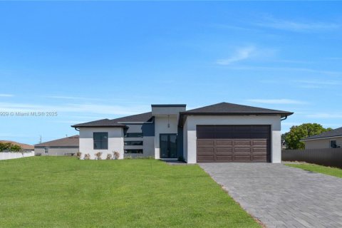 House in Cape Coral, Florida 4 bedrooms, 157.1 sq.m. № 1890464 - photo 7